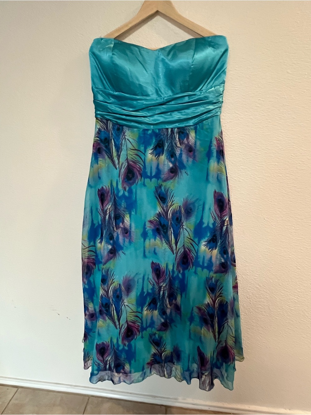 B. Smart Strapless Teal Peacock-Print Chiffon Dress